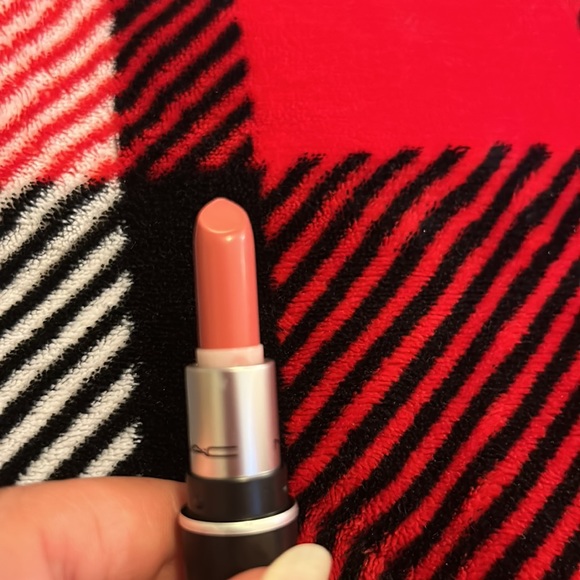 SOLD NEW MAC LIPSTICK 💄PICTURE THIS
Limited edition color - Picture 3 of 3